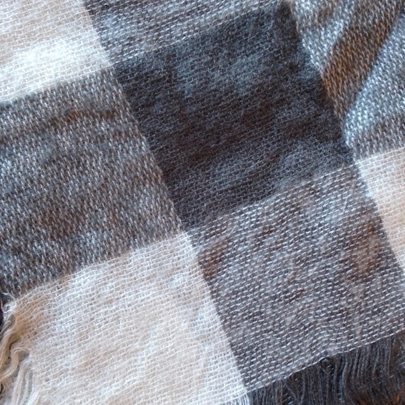 Fuzzy Gray and White Plaid Rectangle Blanket Scarf - Picture 8 of 9